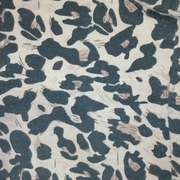 Cheetah v-neck top - Picture 2 of 3